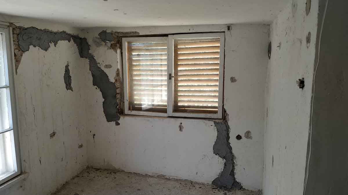 запълване_пукнатини_къща